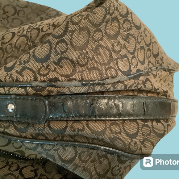 Guess Handbag, front pocket snaps shut, Inside has 1 zipper & 3 slide pockets. - Picture 5 of 8